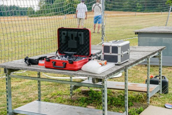 Ein Vorbereitungstisch mit verschiedenem Equipment welches zum fliegen benötigt wird 