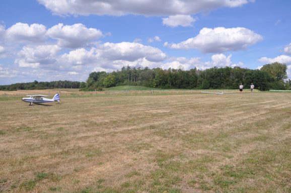 Ein Segelflugzeug wird durch ein anderes motorisiertes Modell geschleppt