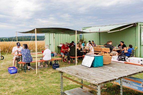 Vereinsmitglieder sitzen zusammen und Essen